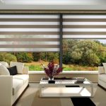Decorare una grande finestra con tende a rullo zebrate