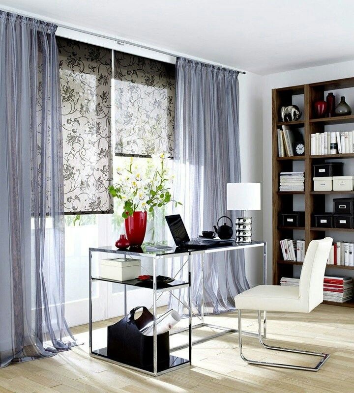 Tulle grigio sulla finestra dello studio con tende a rullo