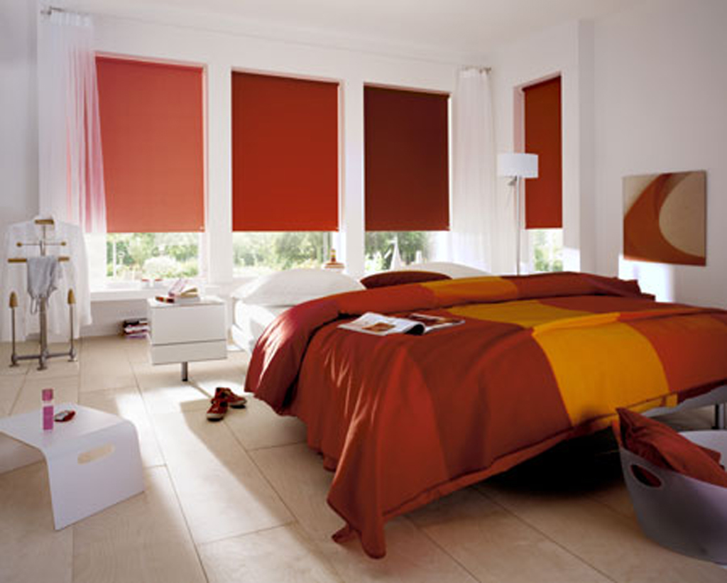 Interno della camera da letto con tende a rullo aperte