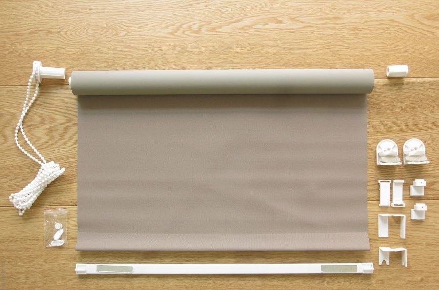 Esempio di un set completo di mini tende a rullo