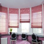 Tende romane rosa per una finestra a semicerchio
