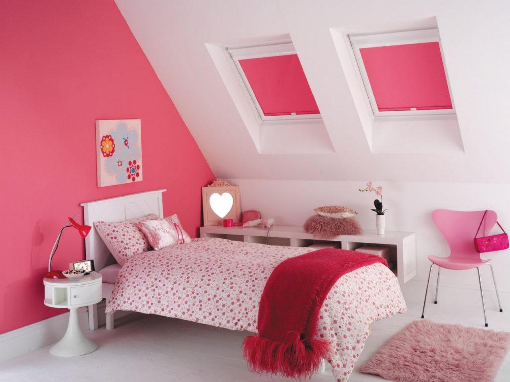 Interno di una cameretta per una bambina nella soffitta di una casa privata