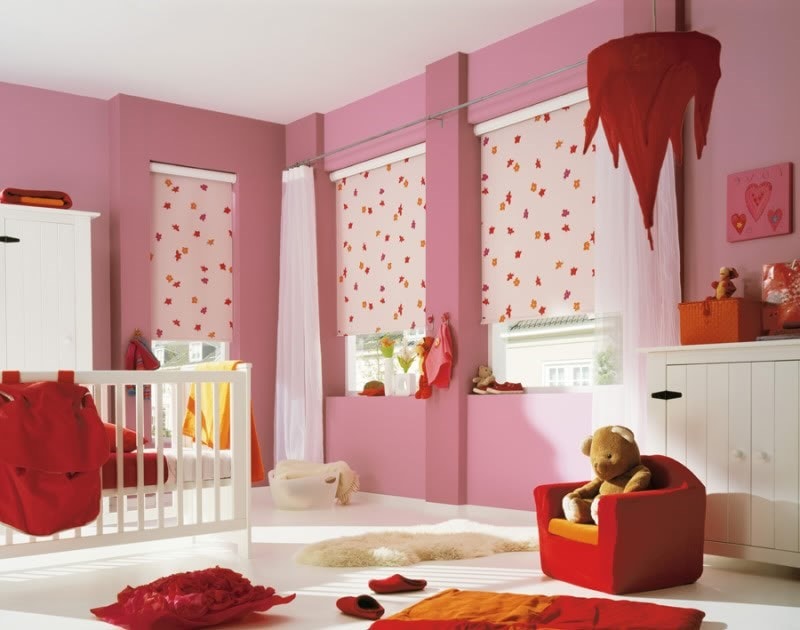 Interno della cameretta di una bambina con pareti rosa