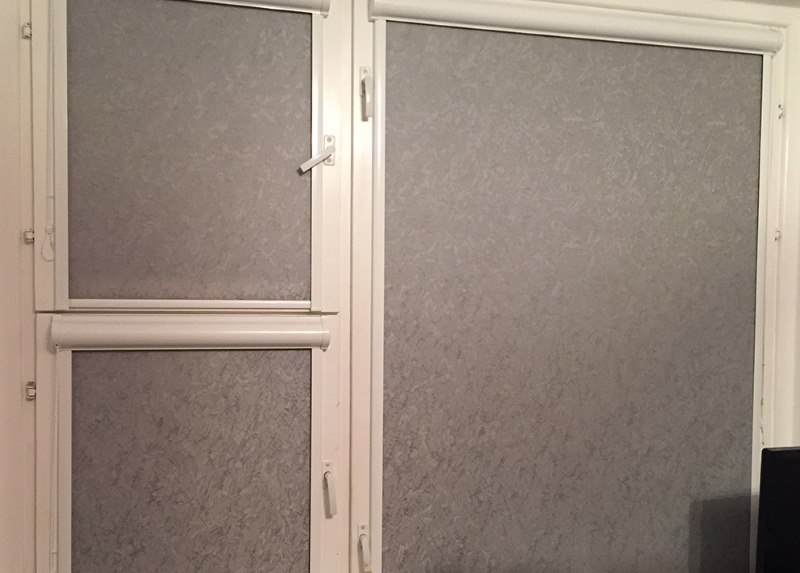 Fissaggio di tapparelle su una finestra in legno con traverso