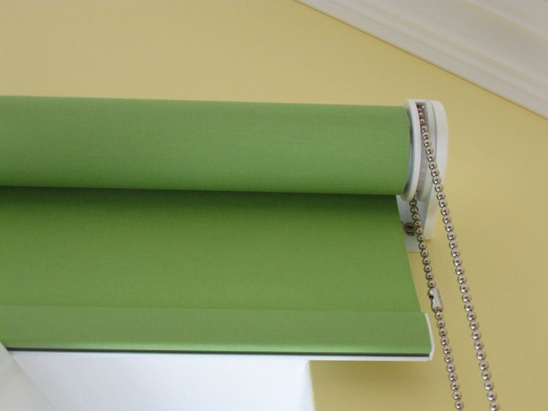 Tenda a rullo verde con meccanismo a catena