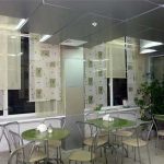 Tende a rullo bicolore per un bar accogliente