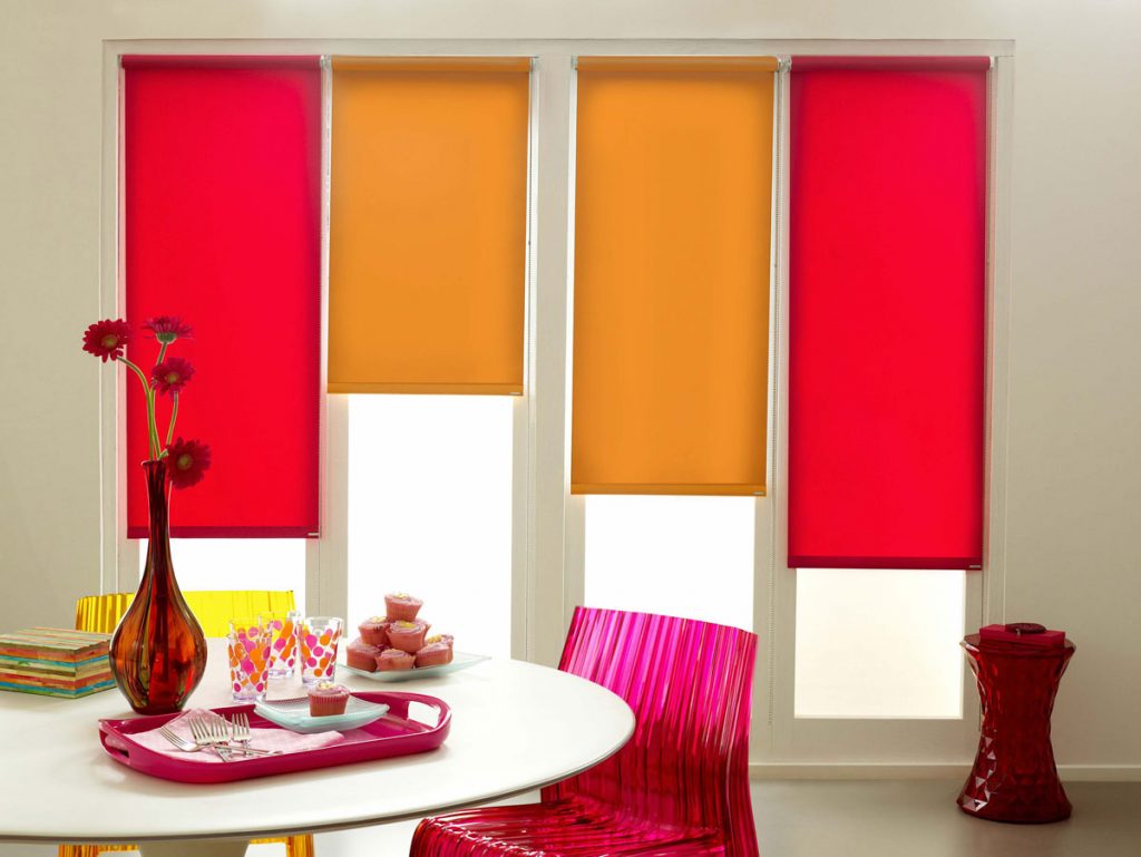 Mini tende a rullo strette su finestra in PVC