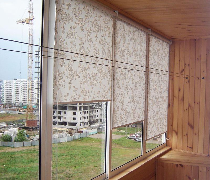 Tende a rullo leggere sulle ante scorrevoli di una finestra del balcone