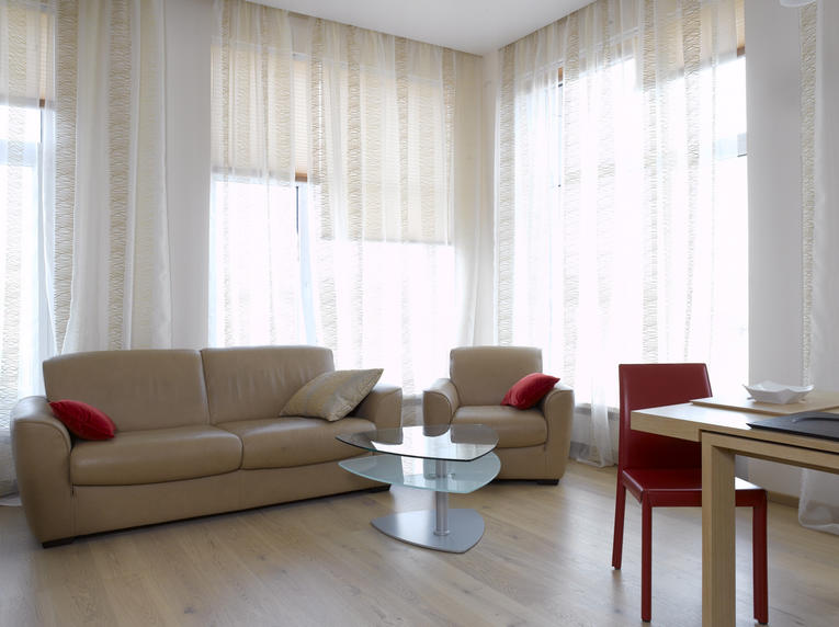 Una combinazione di tulle trasparente e tende a rullo in stile minimalista