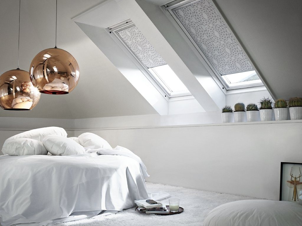 Camera da letto minimalista bianca con lucernari