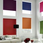 Tende a rullo in tutti i colori dell'arcobaleno alle finestre di un soggiorno davvero insolito
