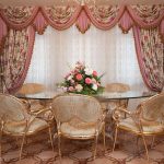 Un ambrequin chic per una spaziosa sala da pranzo