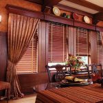 Elegante cornice in legno per una sala da pranzo classica