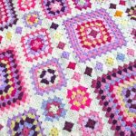 Pătură superbă croșetată, realizată din resturi colorate