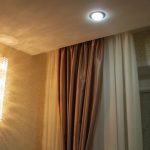 Una cornice a sbarre in una nicchia tra una finestra e un muro