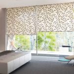 Ampie tende a rullo per camera da letto con finestre panoramiche