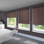 Design della camera da letto con tende a rullo spesse