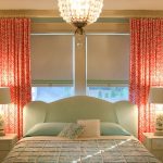 Tende rosa alla finestra della camera da letto