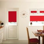 Tende rosse all'interno della cucina