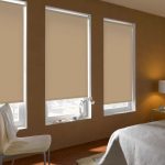 Tende beige all'interno della camera da letto