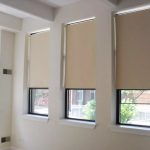 Decorazione delle finestre con tapparelle aperte