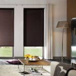 Tende a rullo con protezione solare all'interno della camera da letto