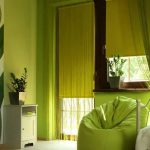 Copertura verde su una sedia senza telaio