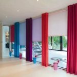 Decorare una grande finestra con tende colorate