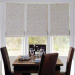 Tenda romana sulla finestra della sala da pranzo