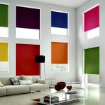 Progettazione del soggiorno con soffitto alto
