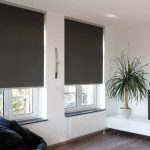 Decorare le finestre del soggiorno con le tende a rullo