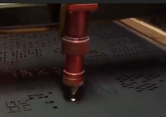 Il processo di realizzazione di tende perforate tramite laser