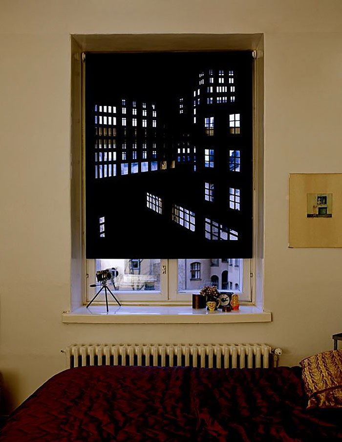 Tenda traforata all'interno della camera da letto