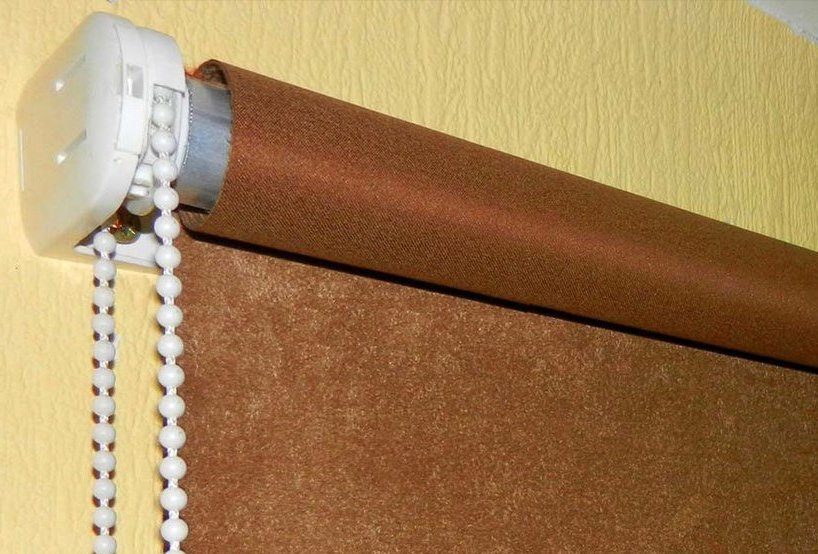 Montaggio di una tenda a rullo aperta alla parete