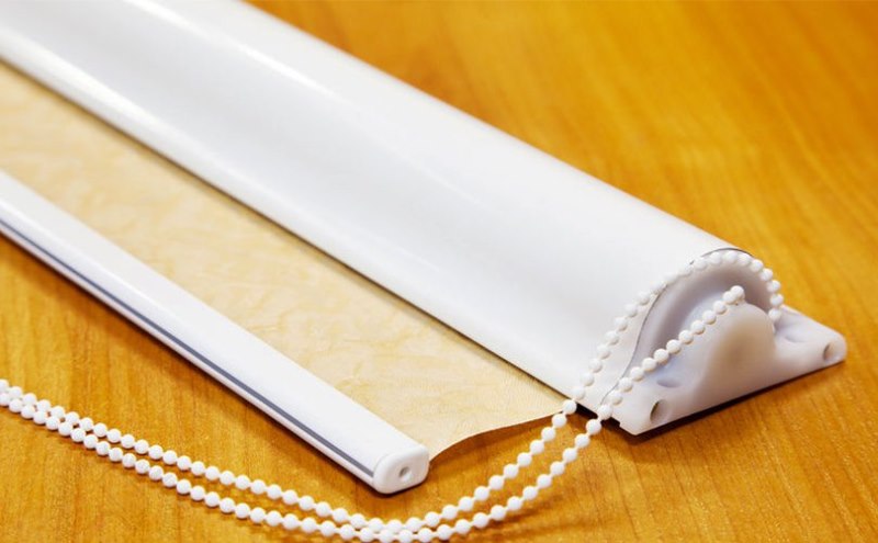 Tenda a rullo con design chiuso