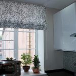 Tenda con riccioli per una cucina stretta