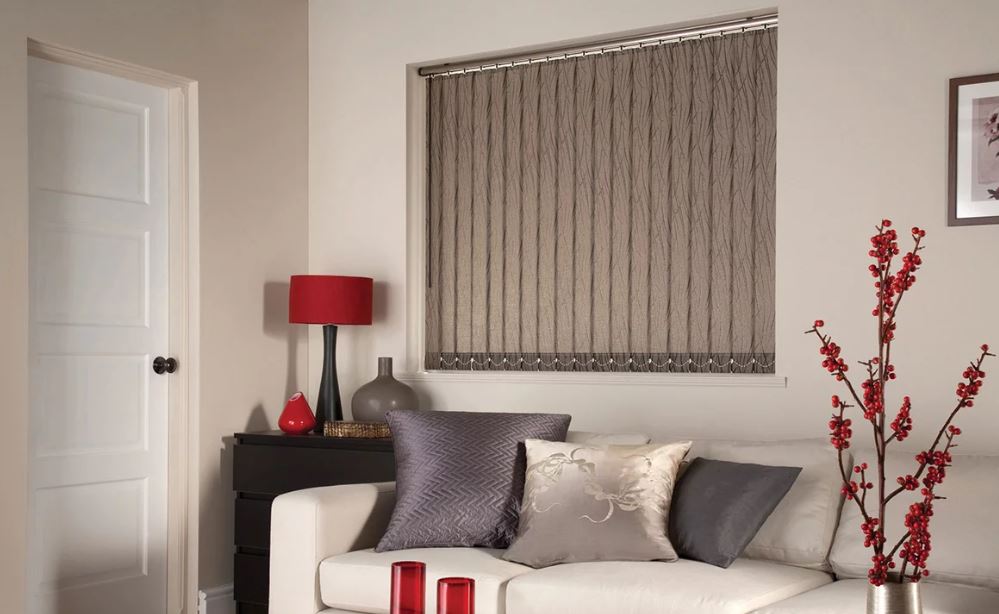 Decorare una finestra del soggiorno con tende verticali in tessuto