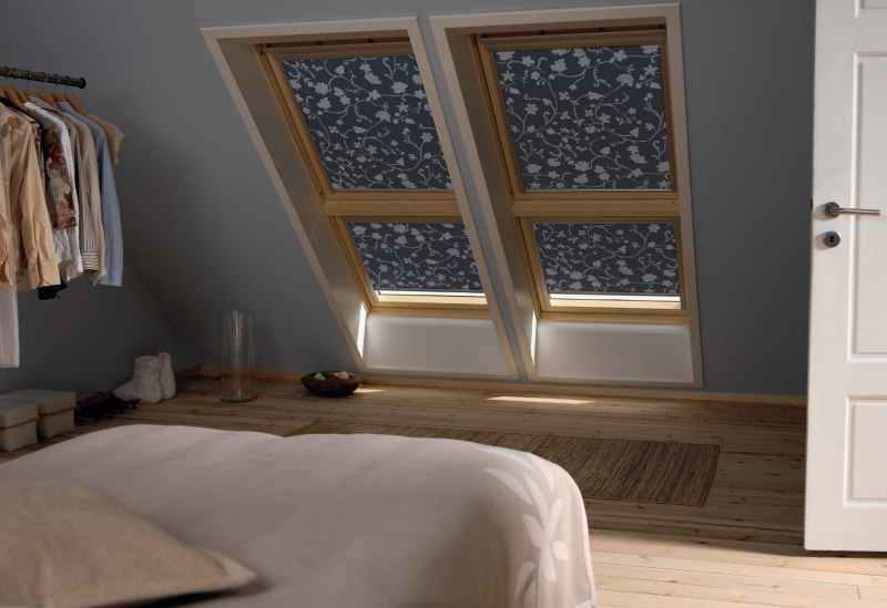 Interno della camera da letto con tende spesse sulle finestre a bovindo