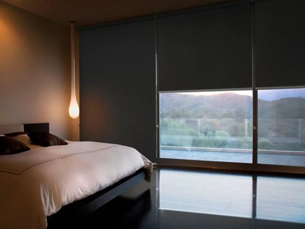 Tende oscuranti scure su una finestra panoramica della camera da letto