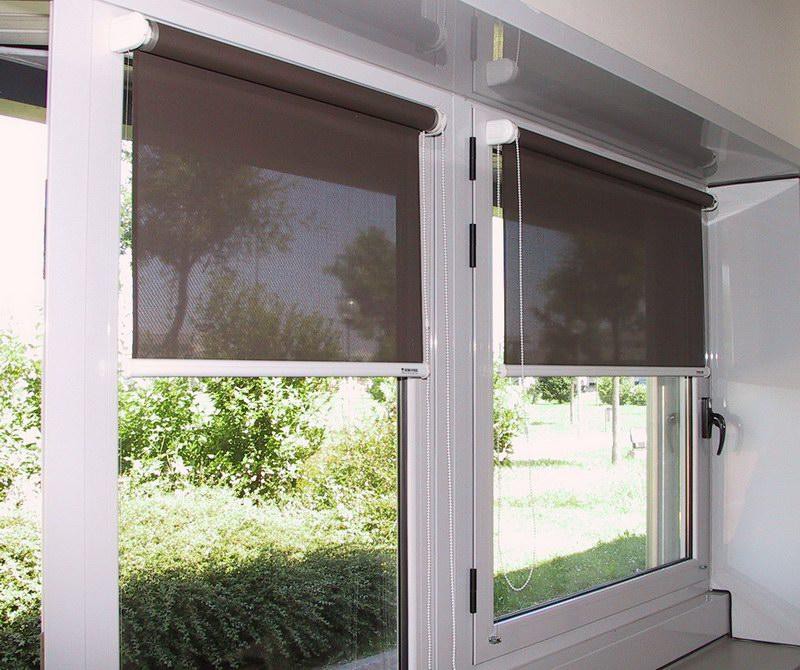 Finestra in plastica con mini tapparelle