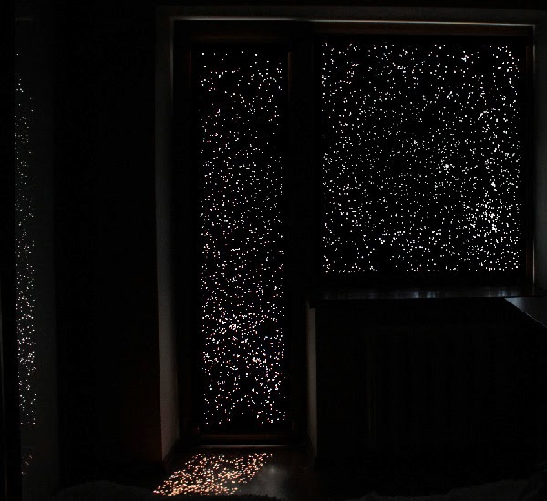 Decorare un balcone con tende a rullo perforate