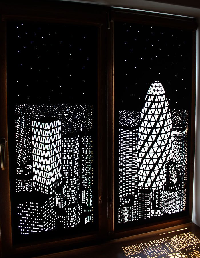 Edificio alto su tende di tela città notturna