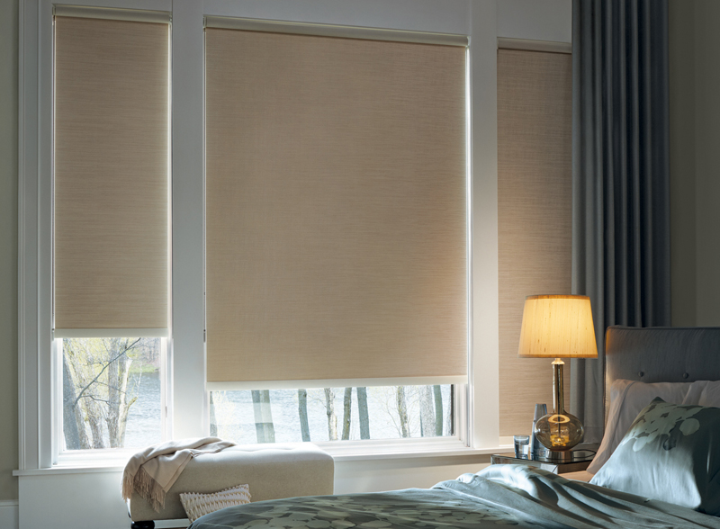 Finestre della camera da letto con tende a rullo oscuranti nei toni del beige