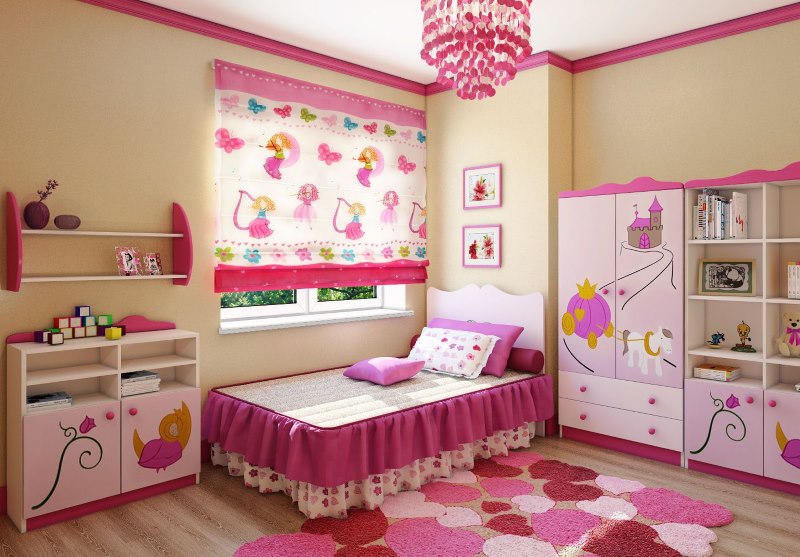 Tende trasparenti sulla finestra della cameretta di una bambina