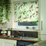 Tenda a rullo nell'apertura della finestra della cucina