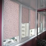Tapparelle con guide su finestre in PVC
