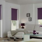 Tende viola in un soggiorno bianco