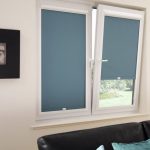 Decorare una finestra del soggiorno con le tende a rullo