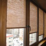 Tende a rullo sulla finestra del balcone