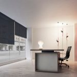 Design minimalista del soggiorno con tende a rullo alle finestre